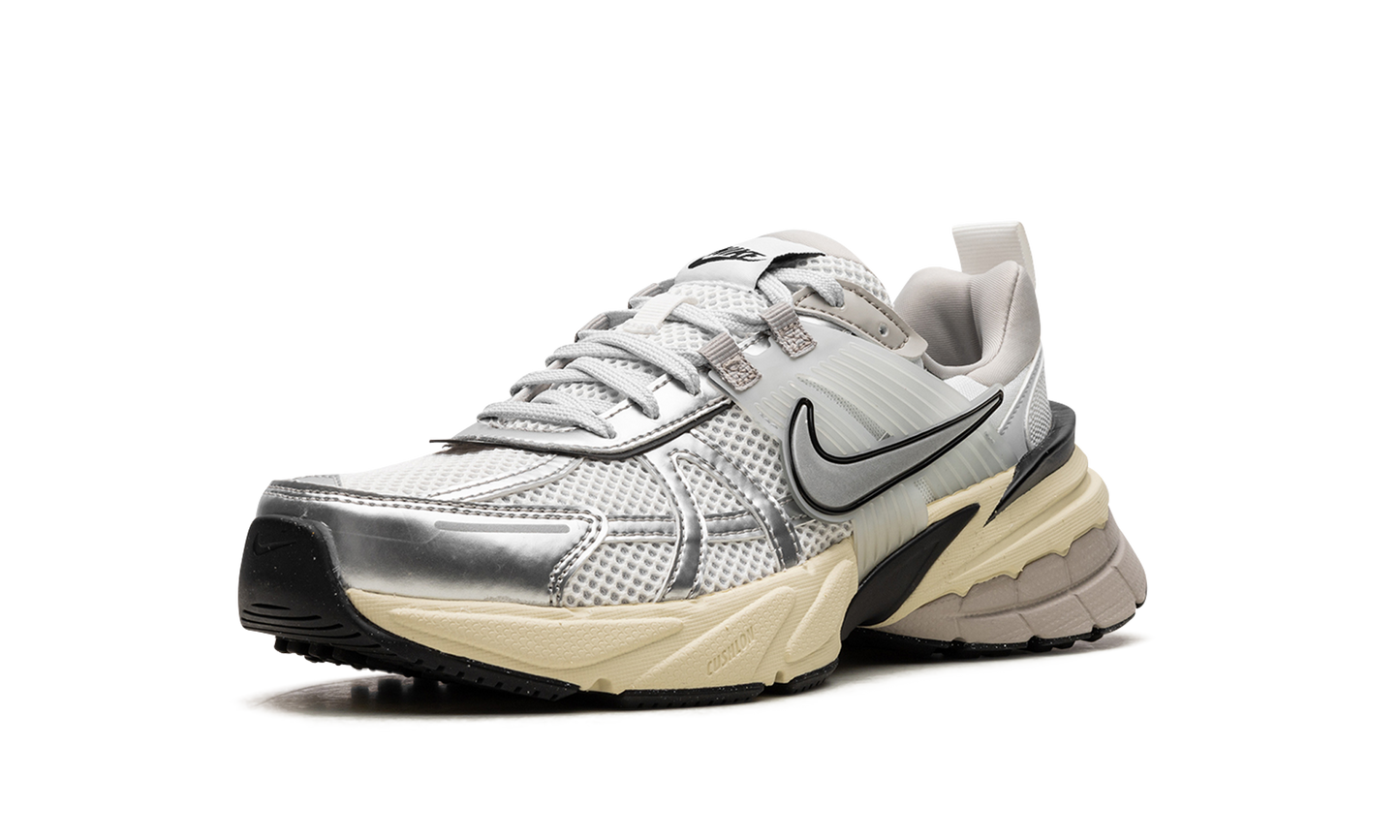 V2K RUN WMNS "Metallic Silver"