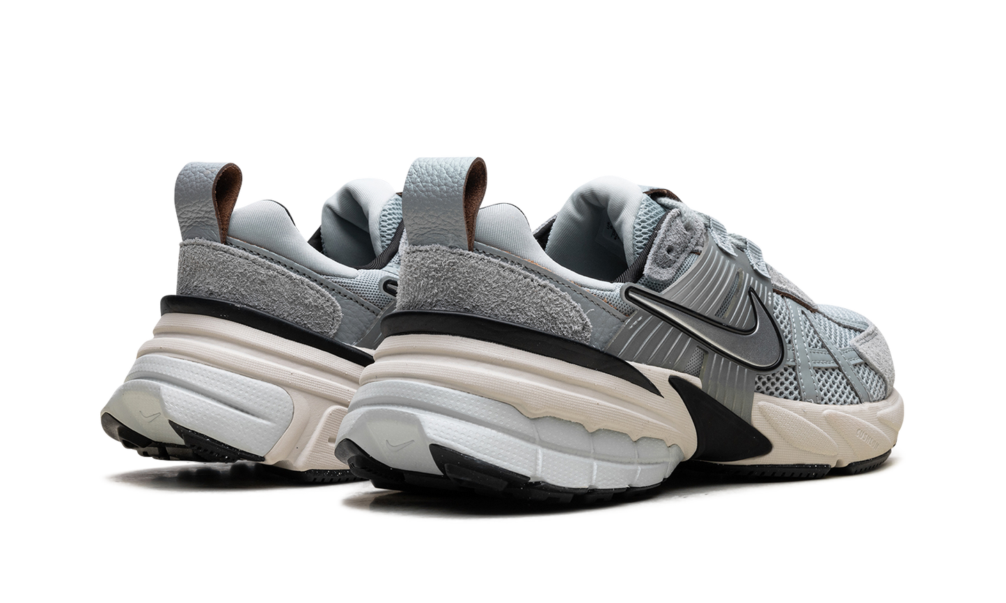 V2K Run WMNS "Light Pumic Black Chrome"