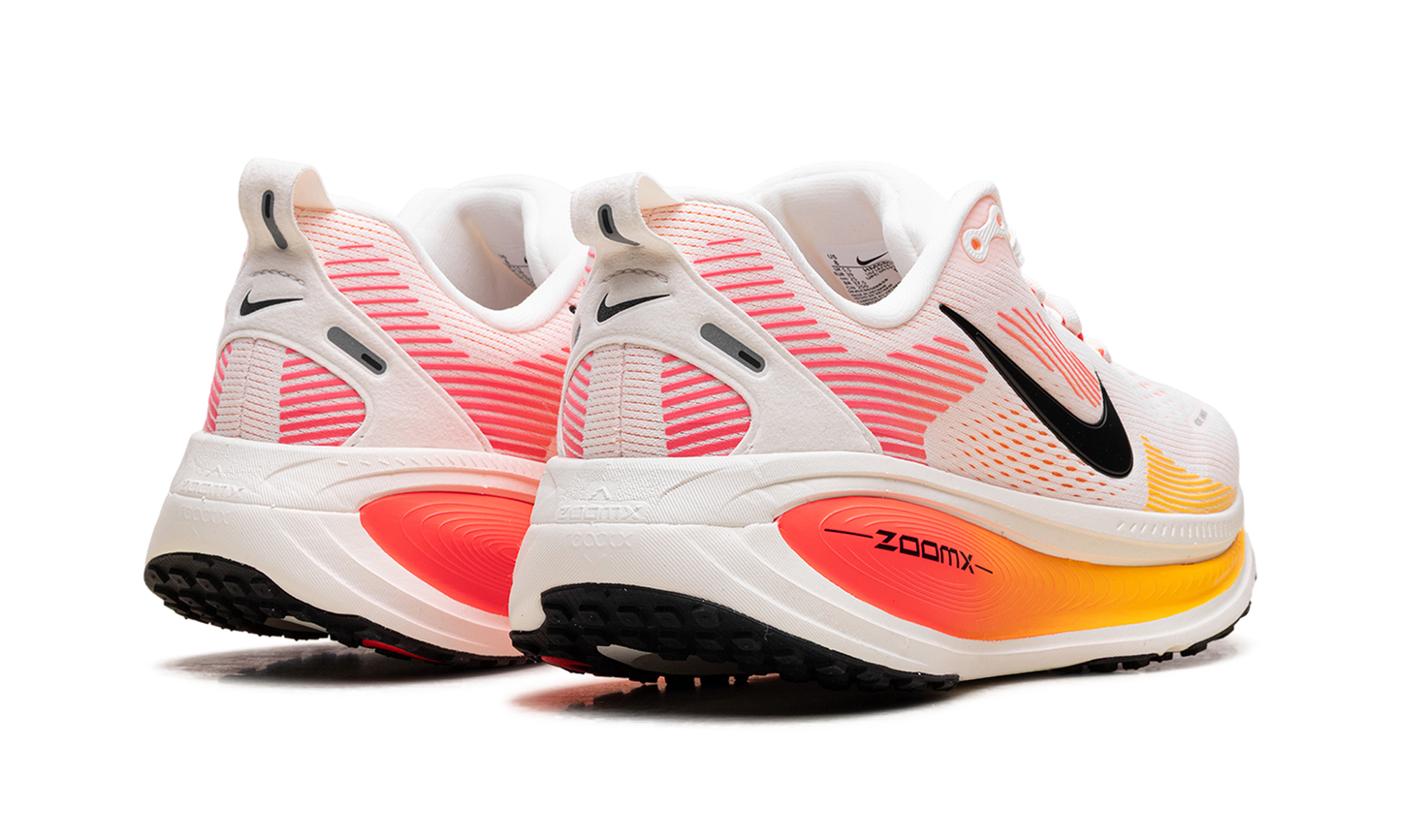 Vomero 18 WMNS "Sail Bright Crimson Laser Orange"