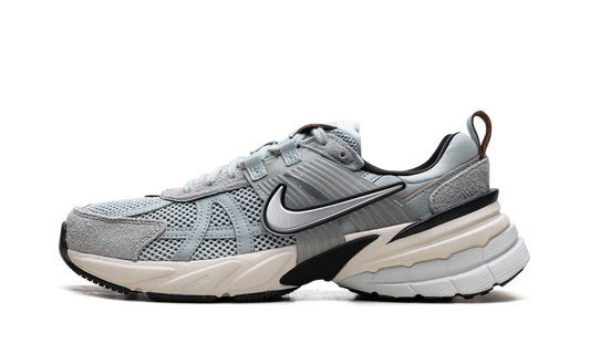 V2K Run WMNS "Light Pumic Black Chrome"
