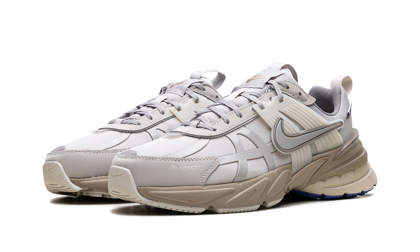 V2K Run WMNS "Gore-Tex Light Bone"