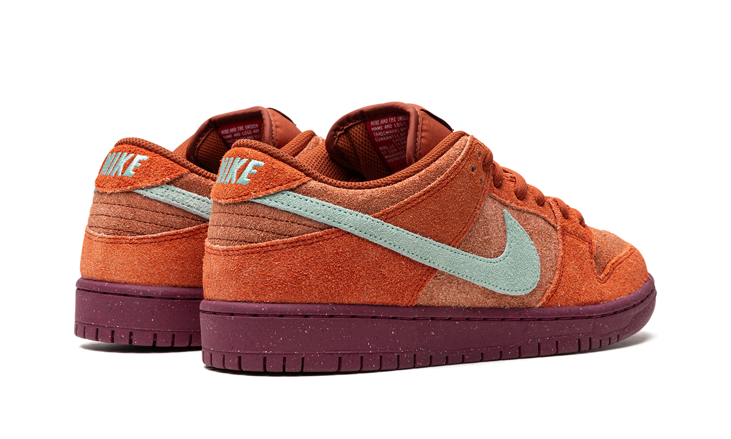 SB Dunk Low Pro Prm "Mystic Red"