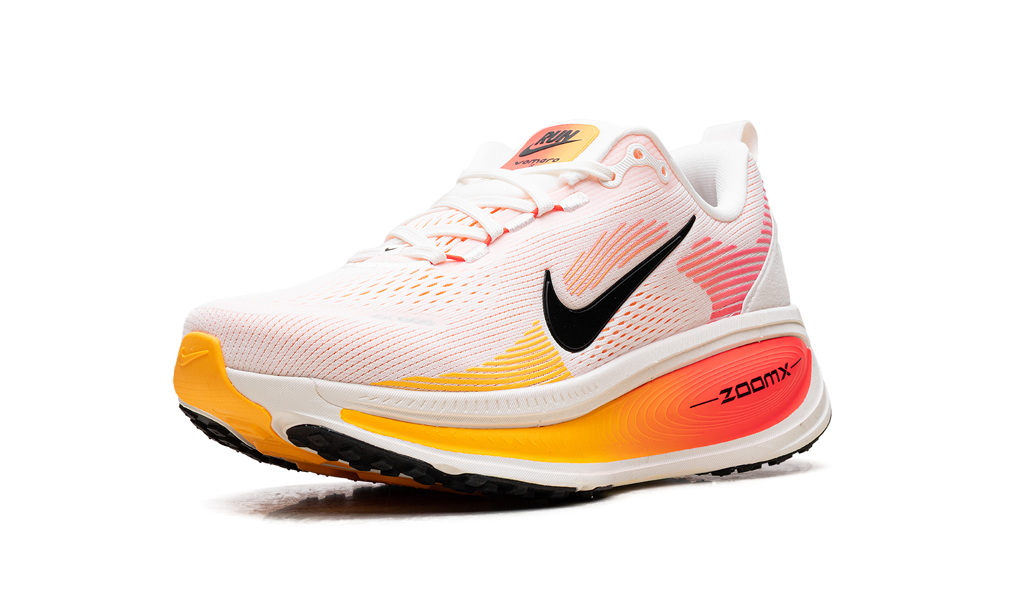 Vomero 18 WMNS "Sail Bright Crimson Laser Orange"