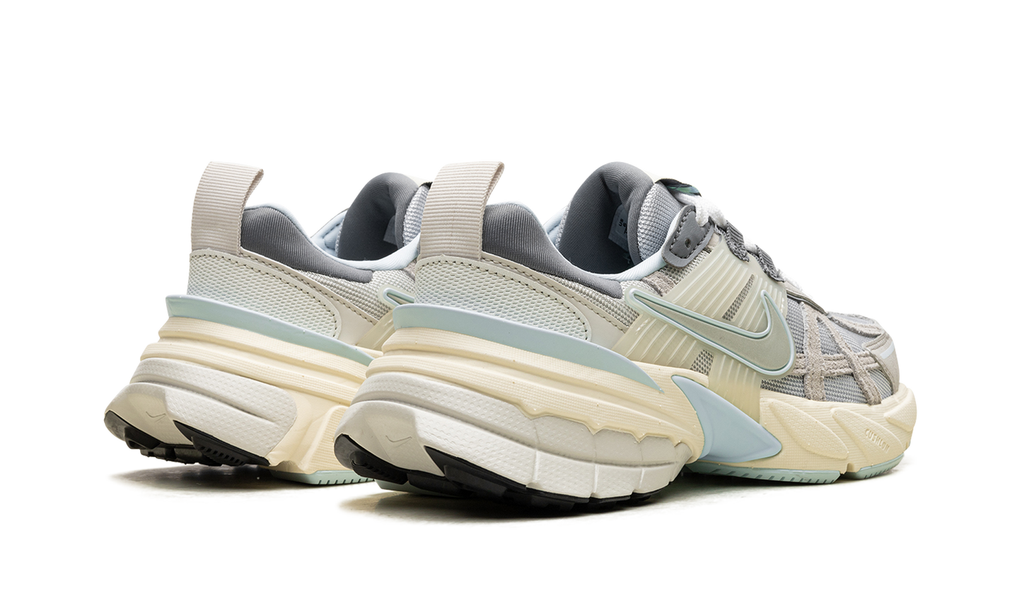 V2K Run WMNS "METALLIC PLATINUM"