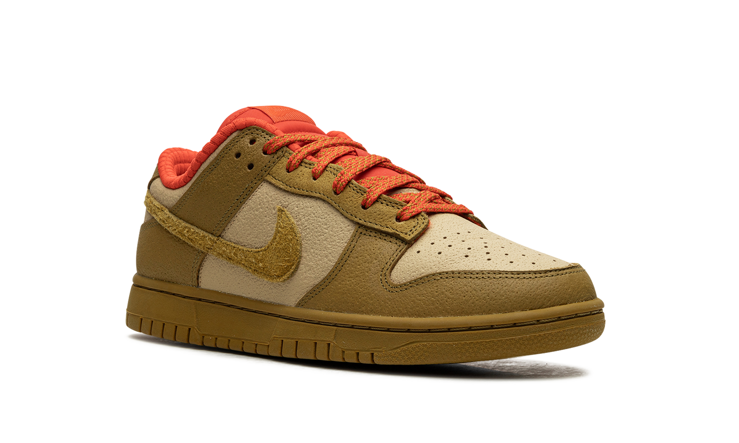 DUNK LOW WMNS "Bronzine Picante Red"