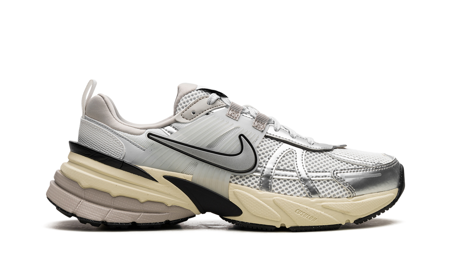 V2K RUN WMNS "Metallic Silver"