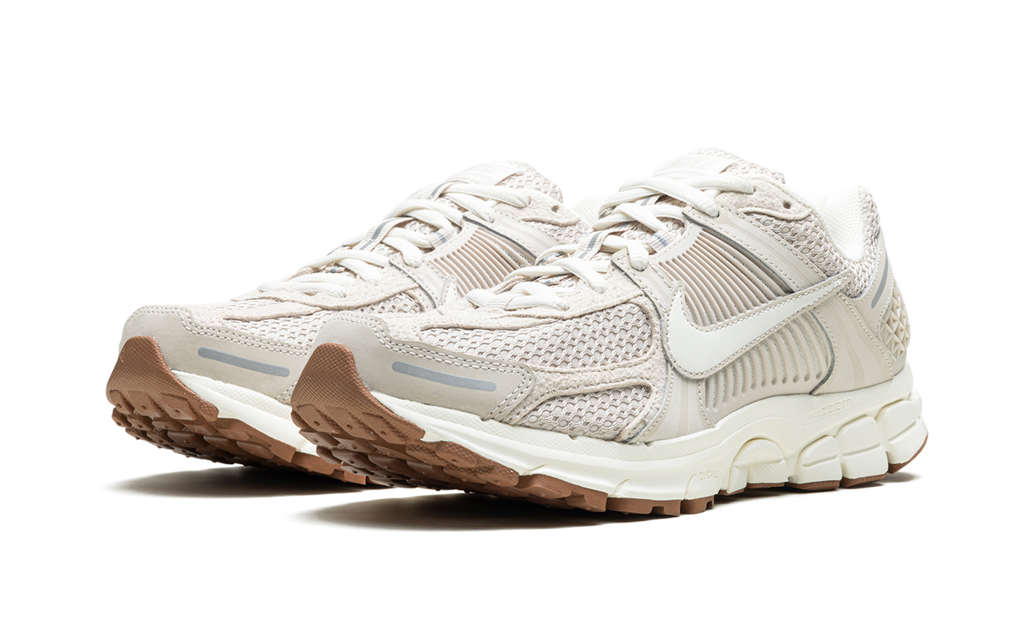 ZOOM VOMERO 5 WMNS "Light Orewood Brown"