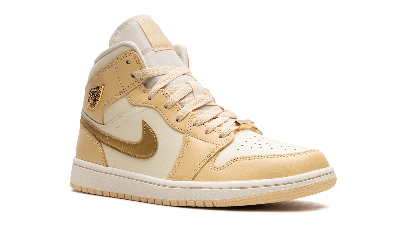 AIR JORDAN 1 MID WMNS "Pale Vanilla"