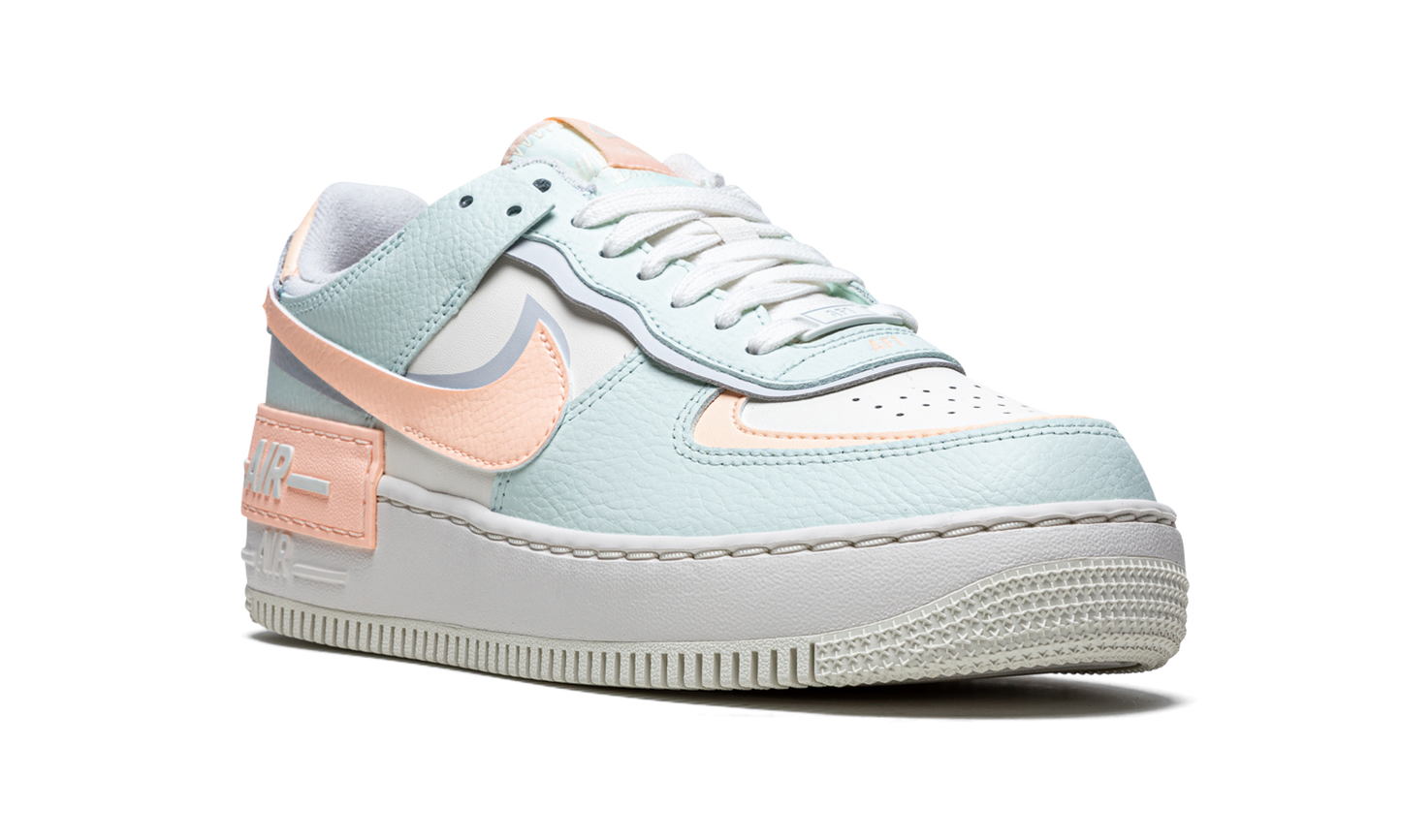 AF1 SHADO WMNS "Barely Green / Crimson Tint"