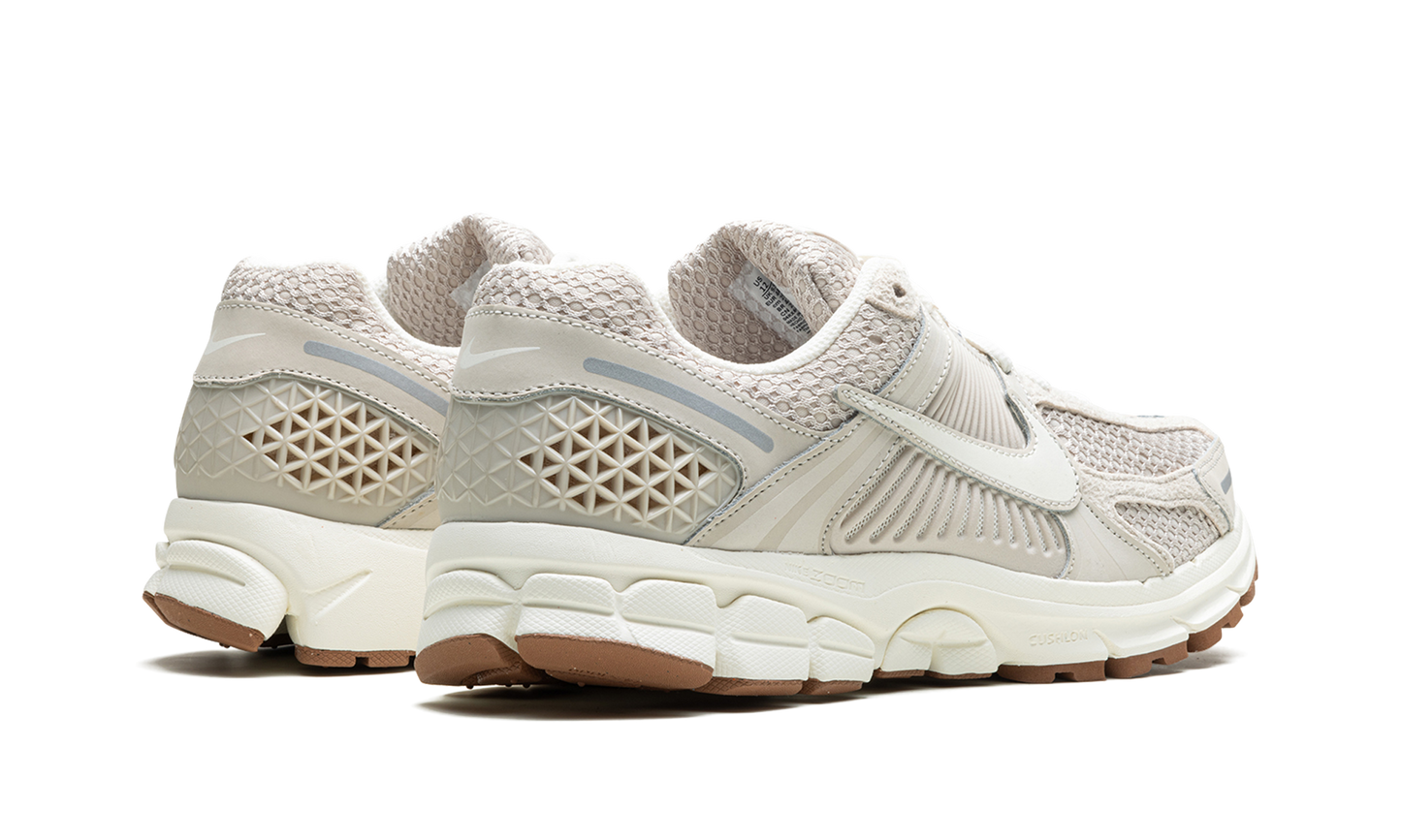 ZOOM VOMERO 5 WMNS "Light Orewood Brown"