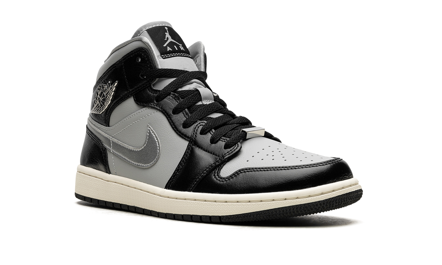 AIR JORDAN 1 MID SE WMNS "Black Chrome"