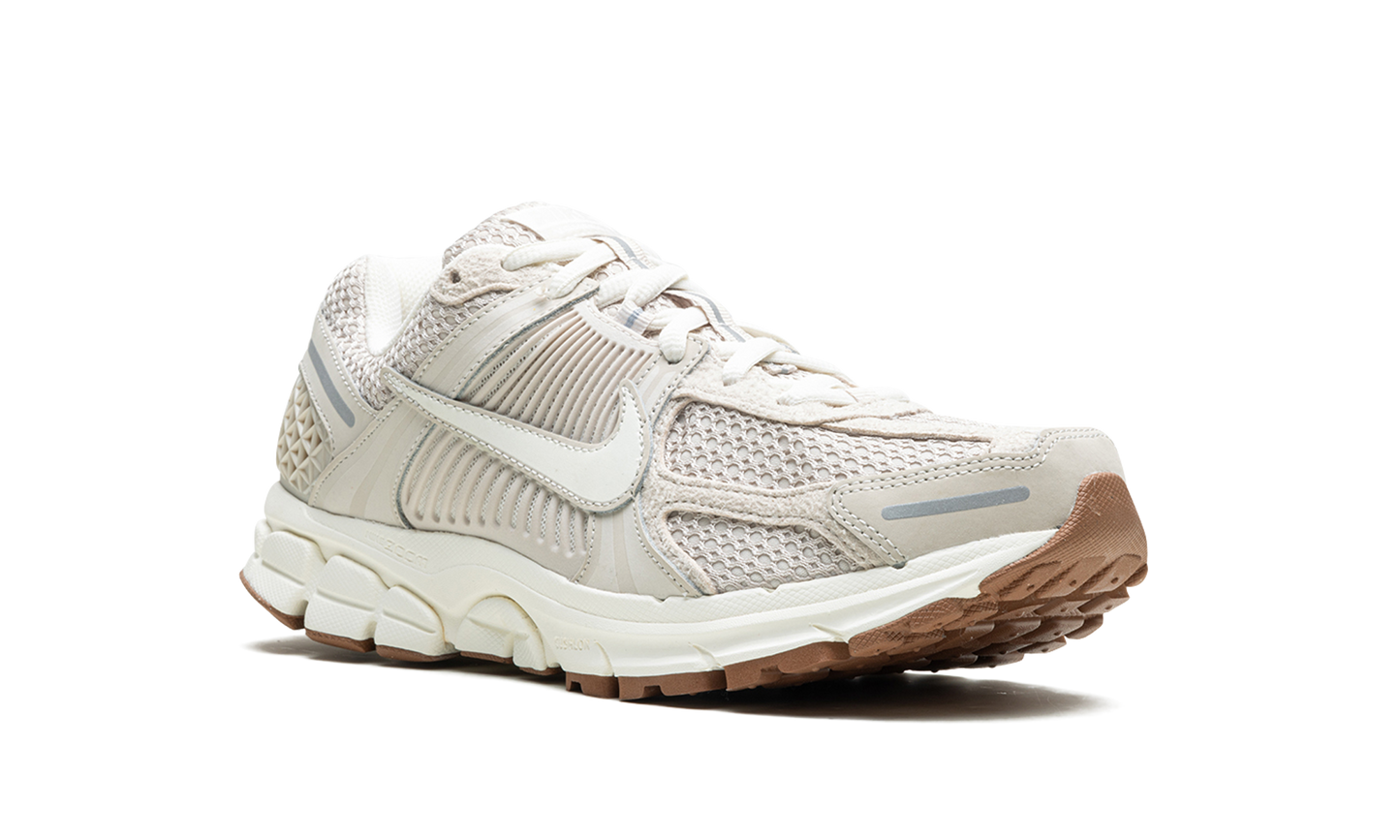 ZOOM VOMERO 5 WMNS "Light Orewood Brown"