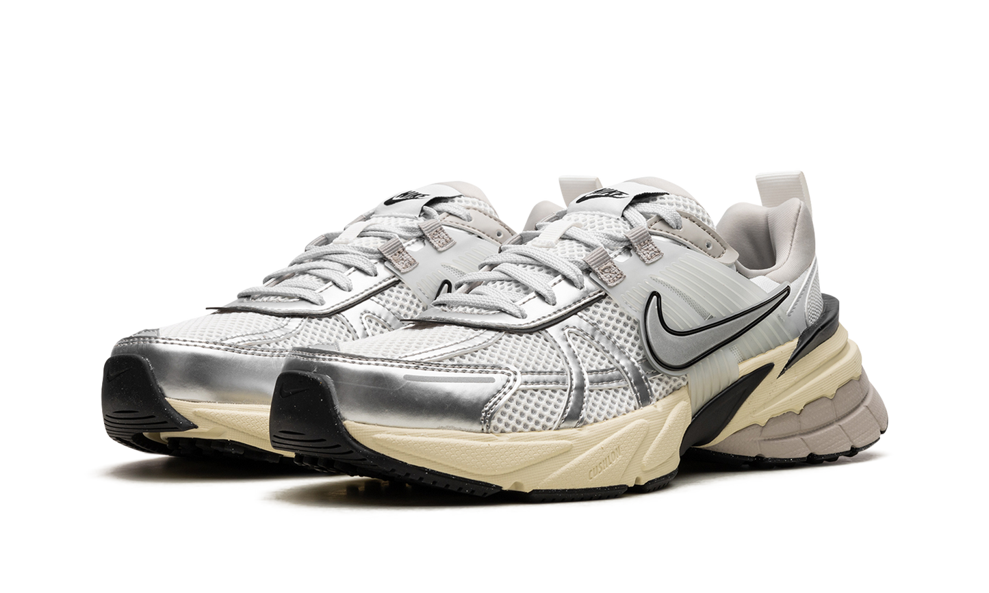 V2K RUN WMNS "Metallic Silver"