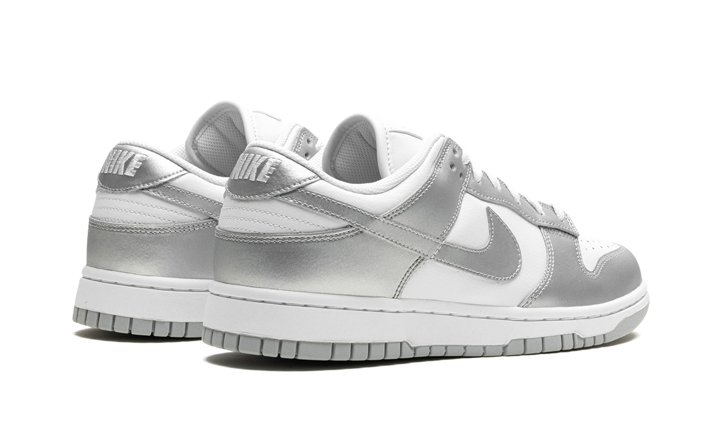 DUNK LOW WMNS "Metallic Silver"