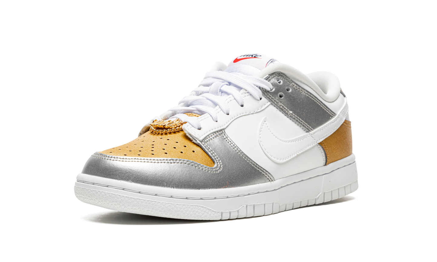 DUNK LOW WMNS "Gold White Silver"
