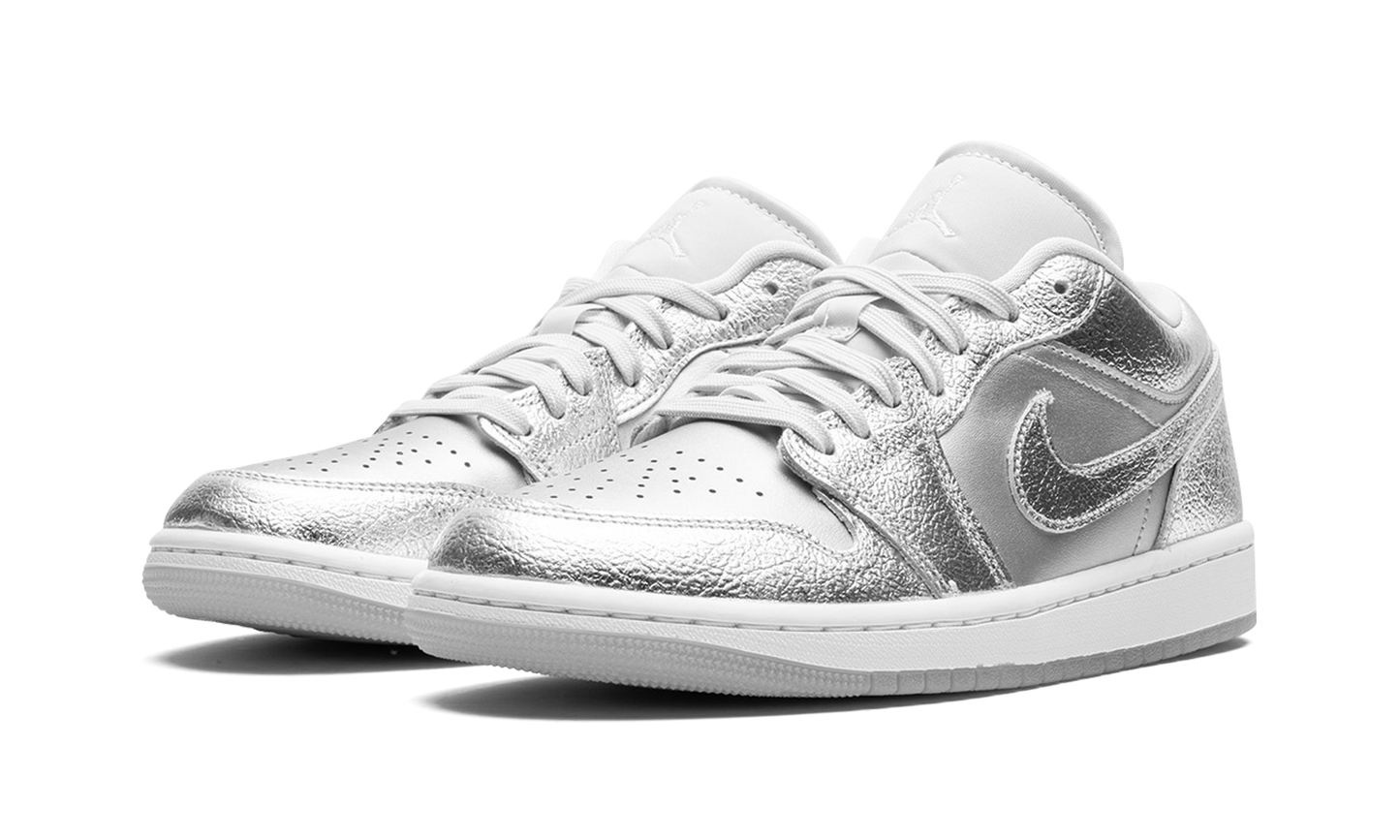 Air Jordan 1 Low SE WMNS "Metallic Silver"