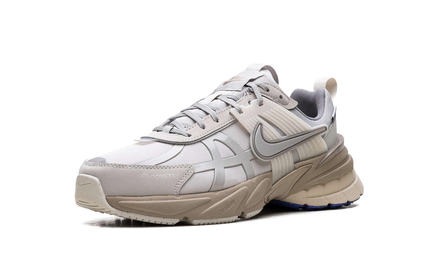 V2K Run WMNS "Gore-Tex Light Bone"
