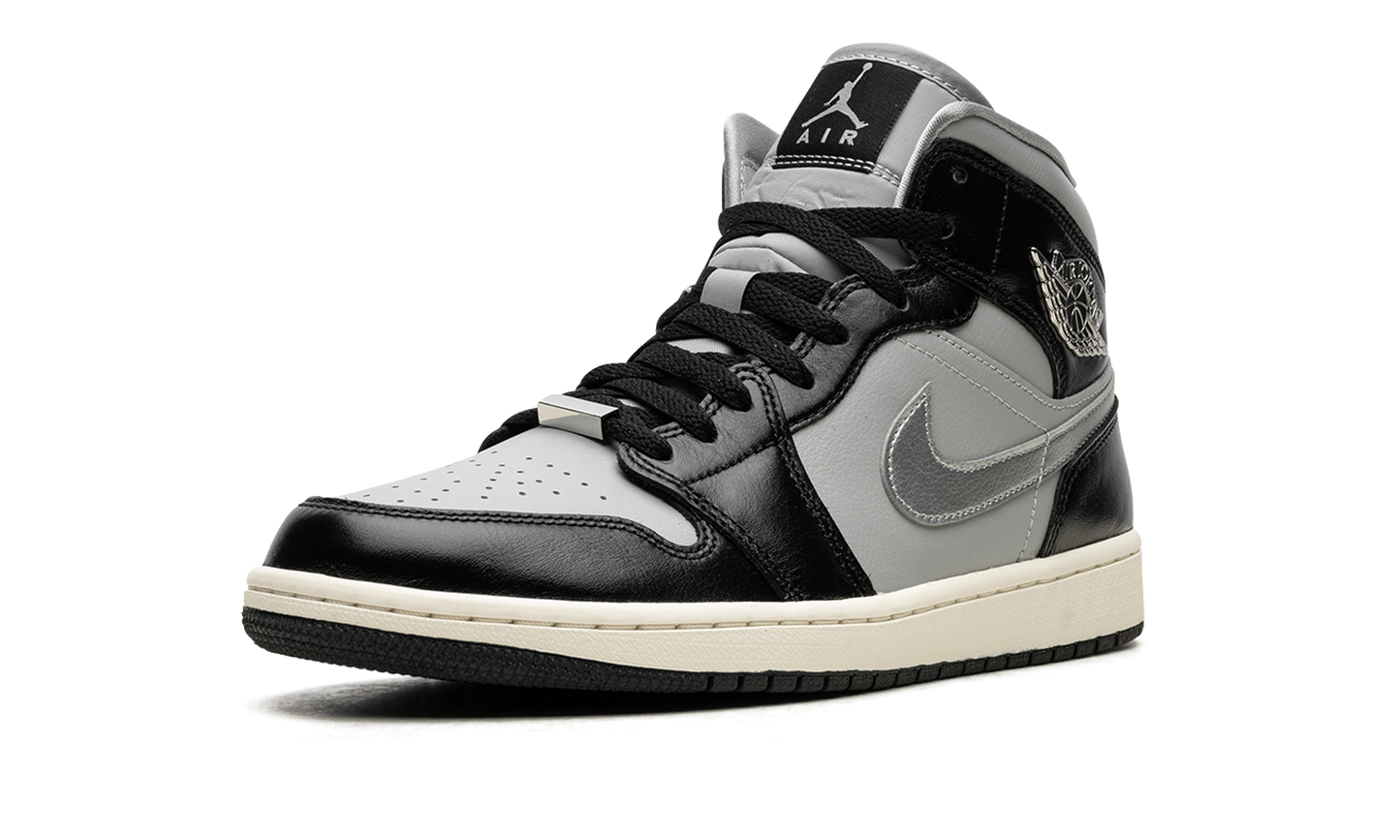 AIR JORDAN 1 MID SE WMNS "Black Chrome"