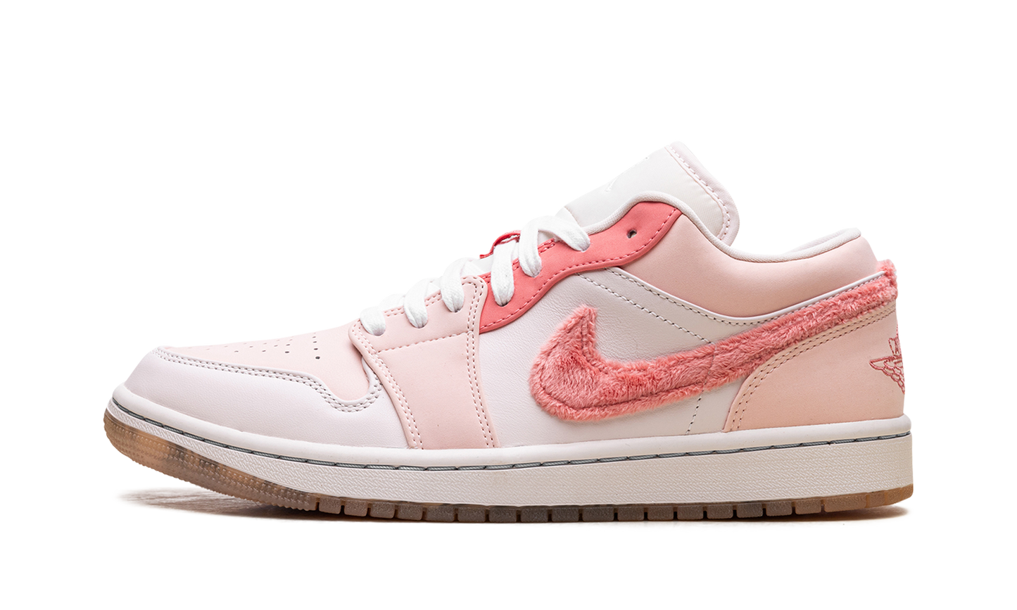 Jordan 1 Low SE WMNS "Mighty Swooshers Pink"