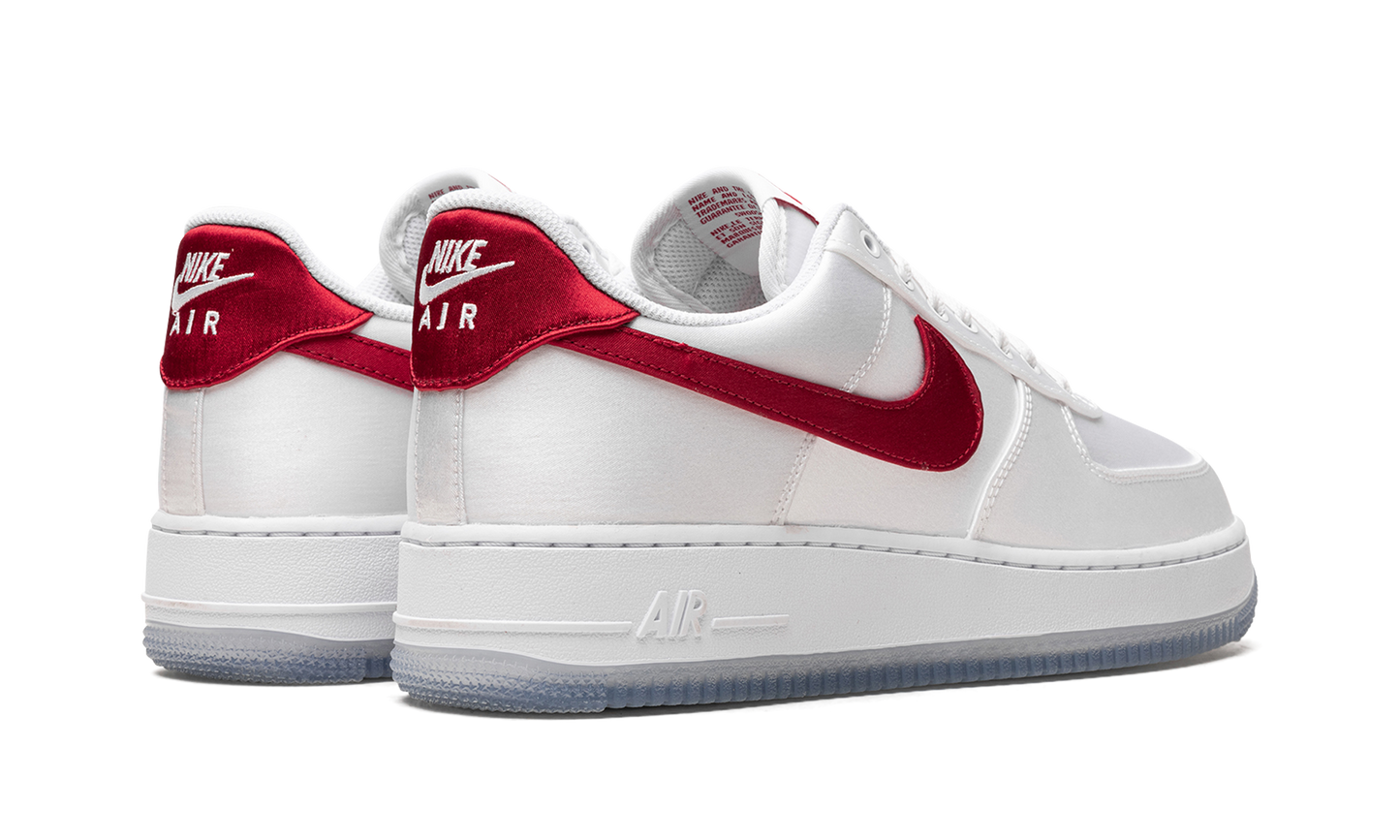 AIR FORCE 1 LO '07 WMNS "Satin White Varsity Red"