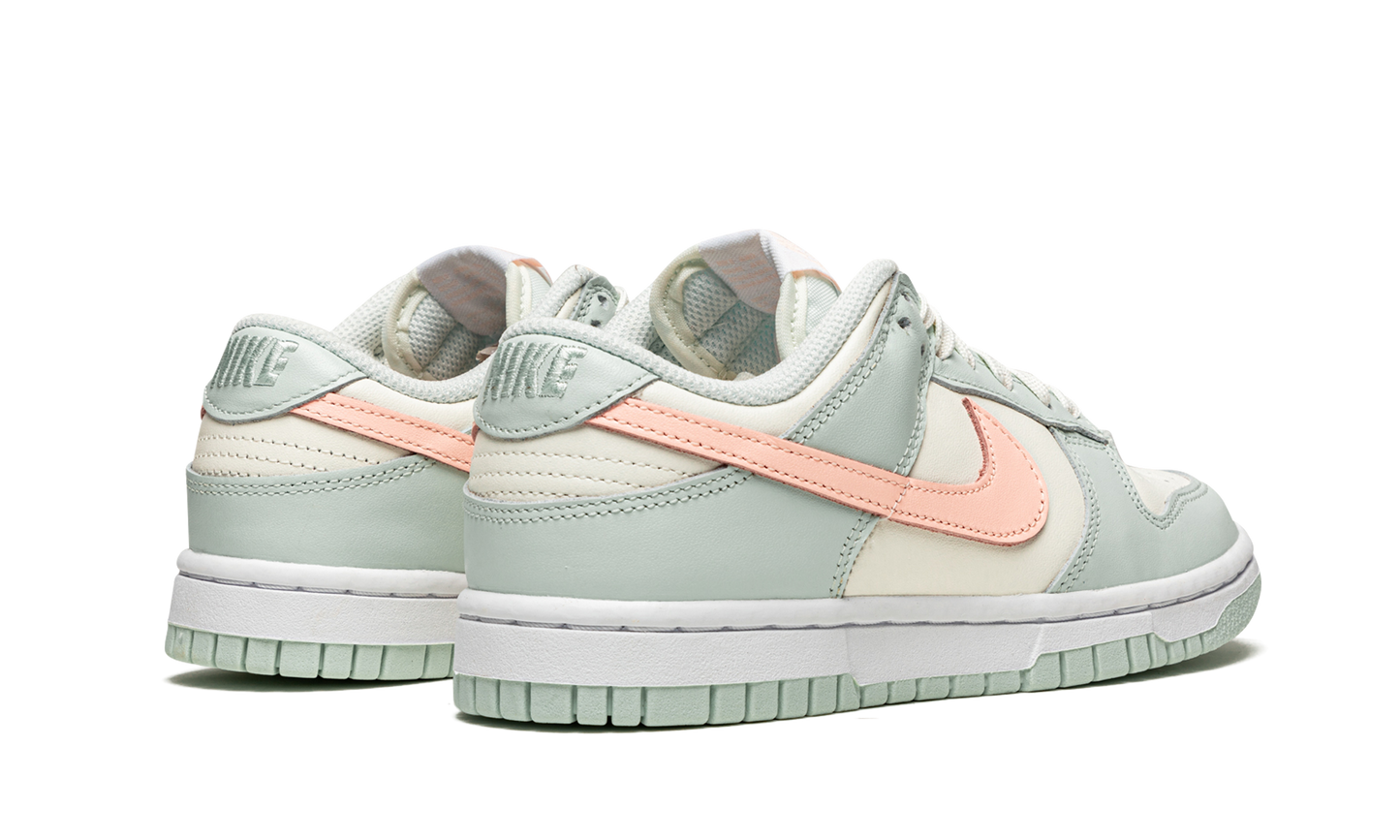 DUNK LOW WMNS "Barely Green"