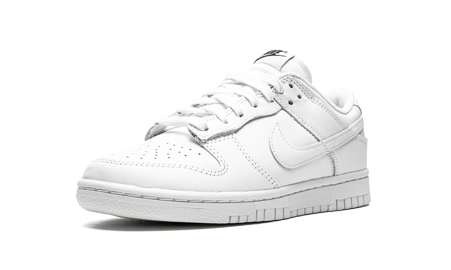 DUNK LOW WMNS "Triple White"