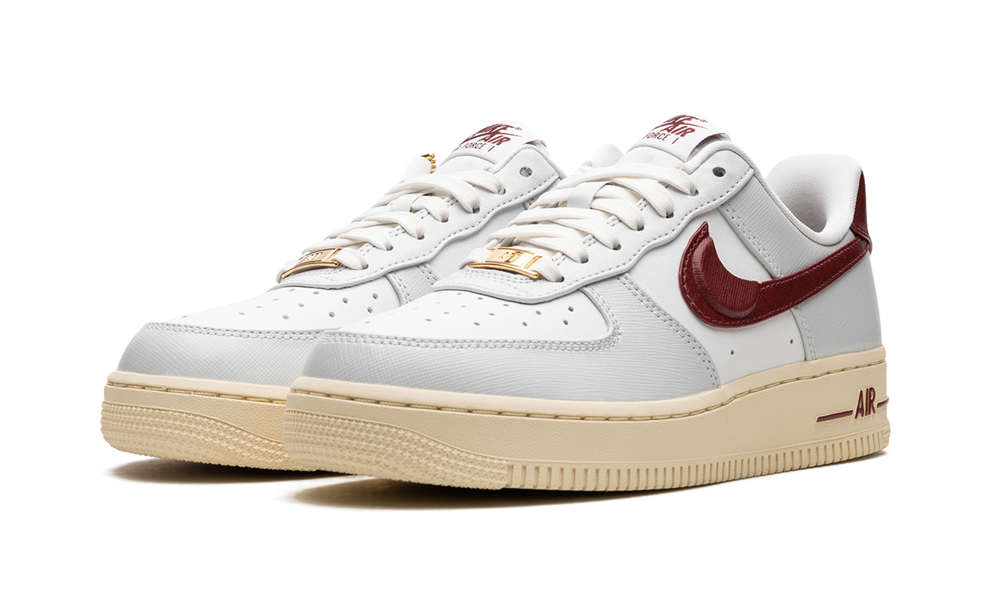 AIR FORCE 1 LO WMNS "Swoosh Pocket - Team Red"