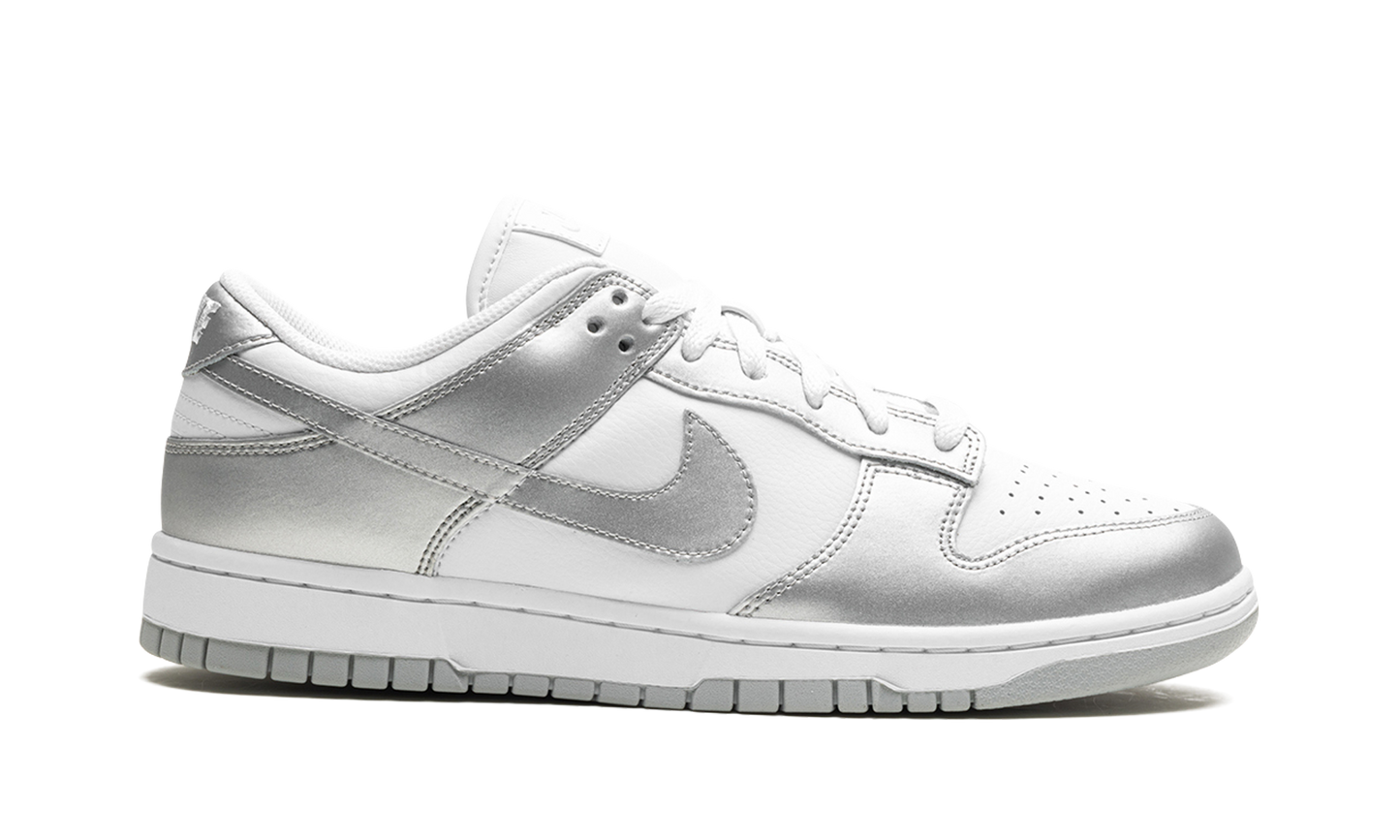 DUNK LOW WMNS "Metallic Silver"