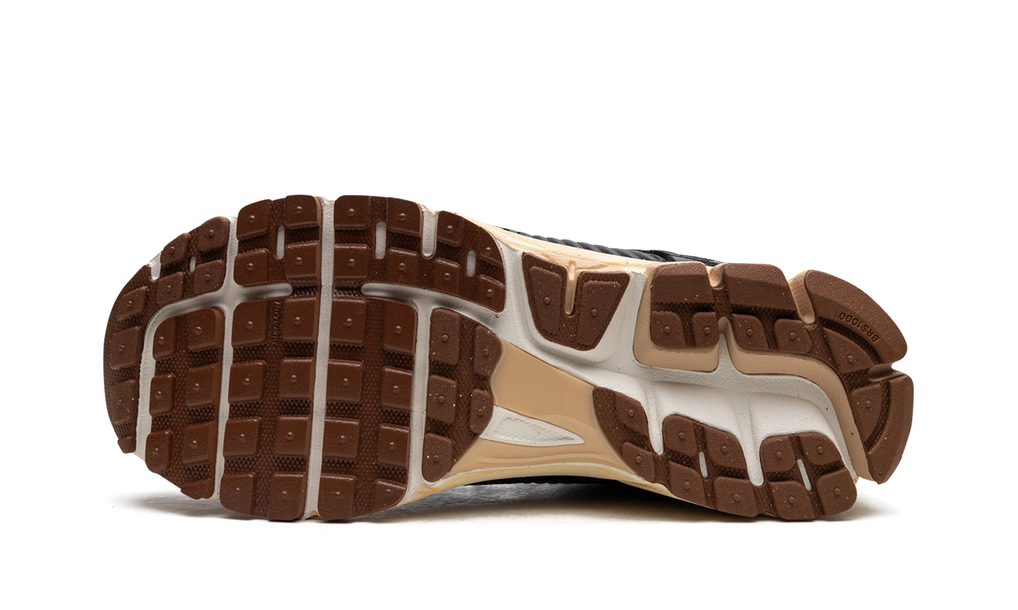 VOMERO 5 WMNS "Black / Sesame"