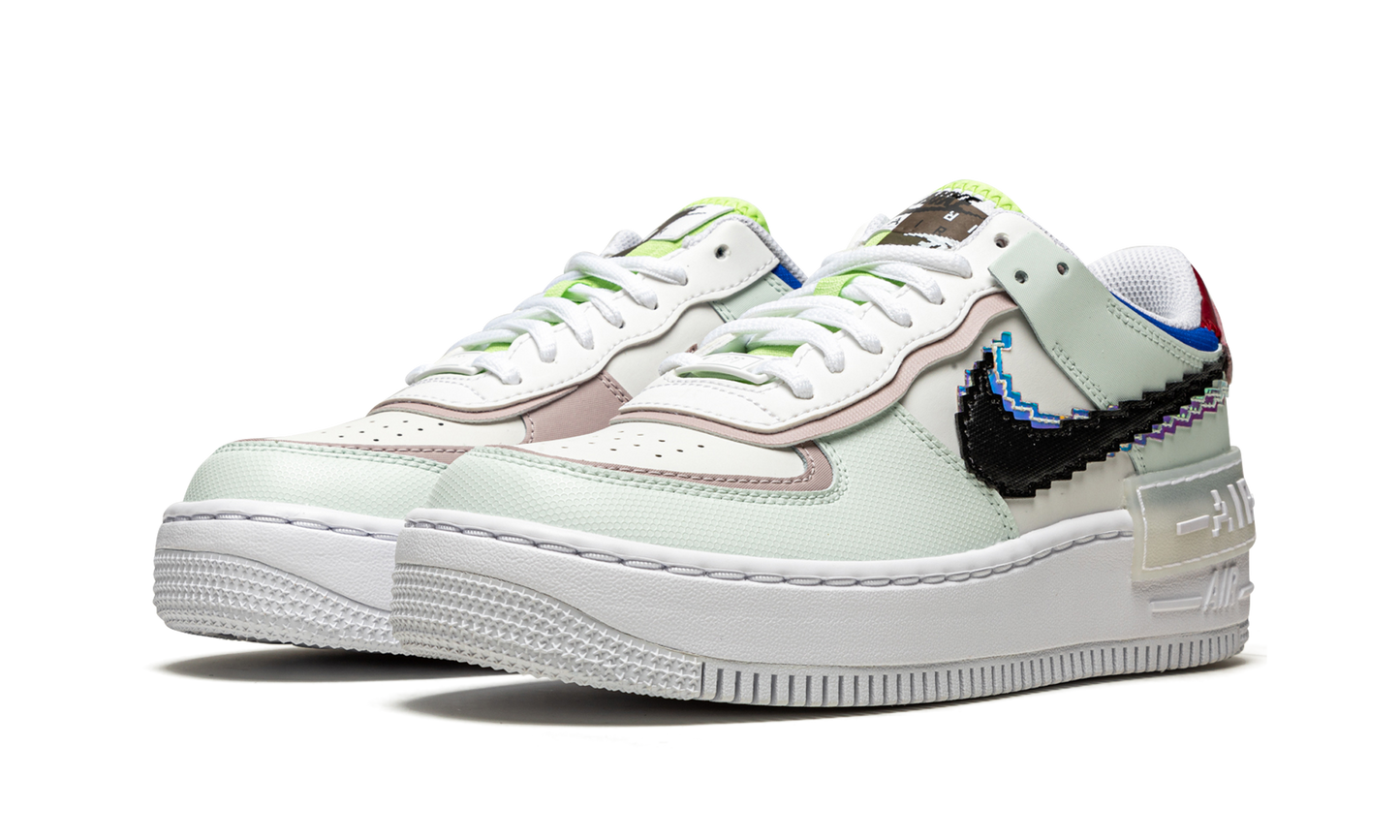 AF1 SHADO SE WMNS "Pixel Swoosh"
