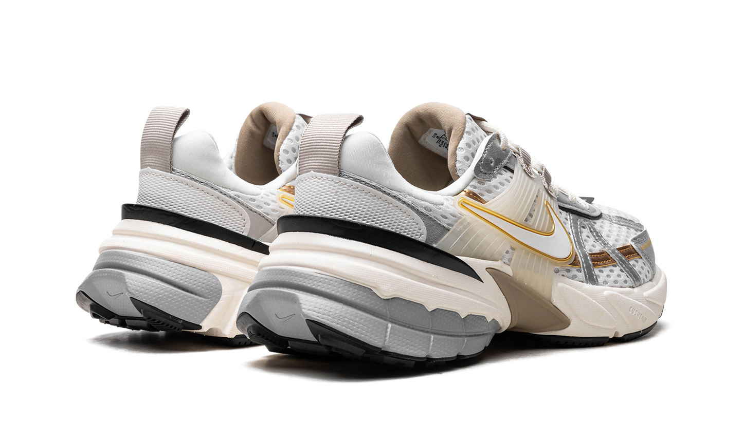 V2K Run WMNS "Khaki Metallic Silver"