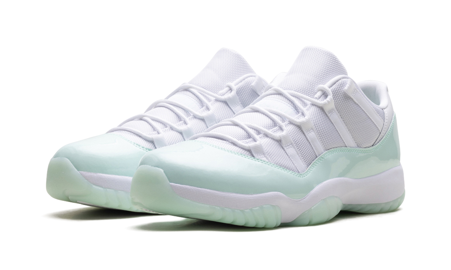 Air Jordan 11 Low WMNS "Igloo"
