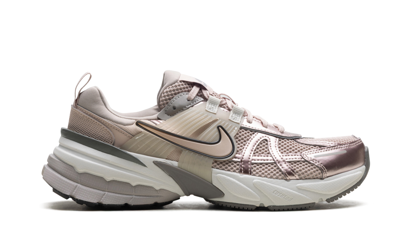 V2K Run WMNS "Particle Beige College Grey Light Bone"