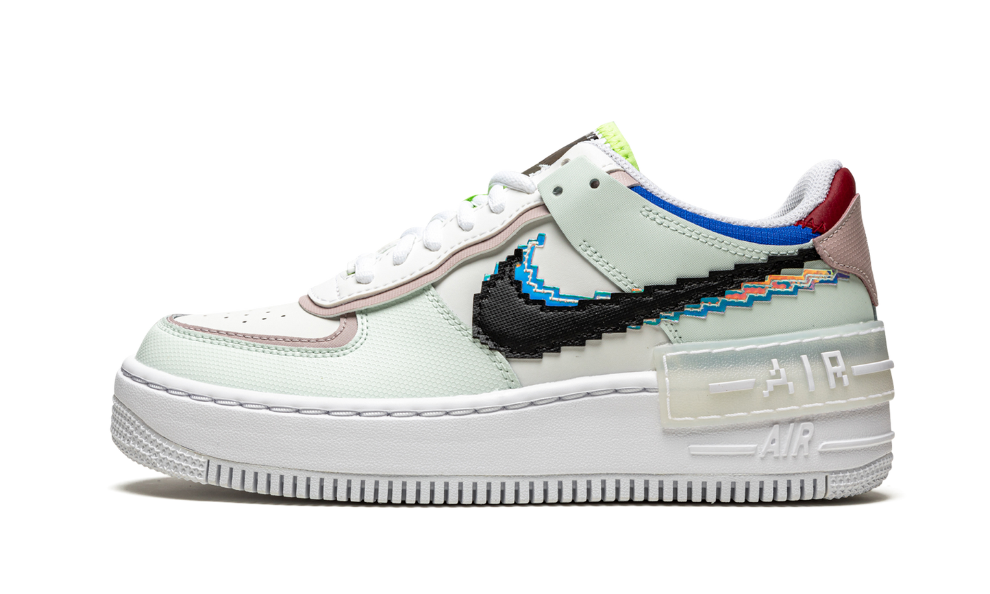 AF1 SHADO SE WMNS "Pixel Swoosh"
