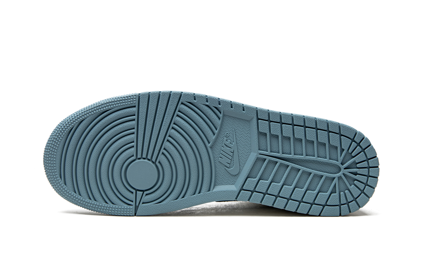 AIR JORDAN 1 MID WMNS "UNC"