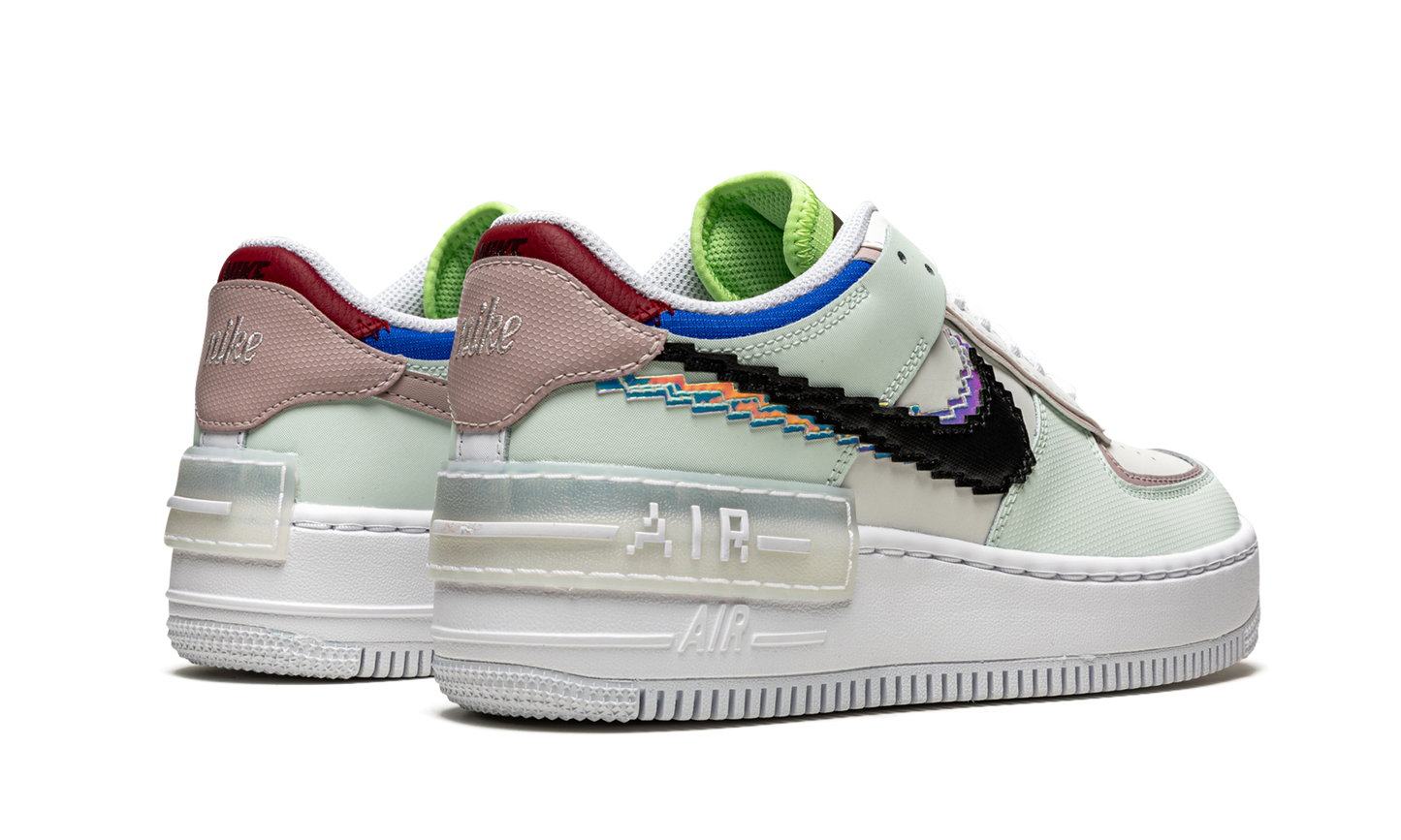 AF1 SHADO SE WMNS "Pixel Swoosh"