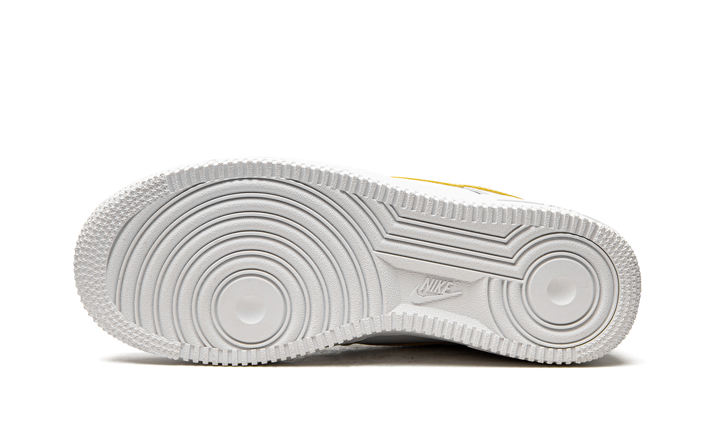 AIR FORCE 1 LO MNS WMNS "White / Saturn Gold"