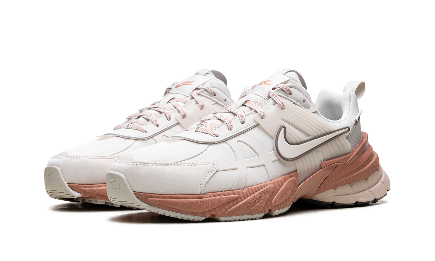 V2K Run WMNS "Gore-Tex Phantom Terra Blush"