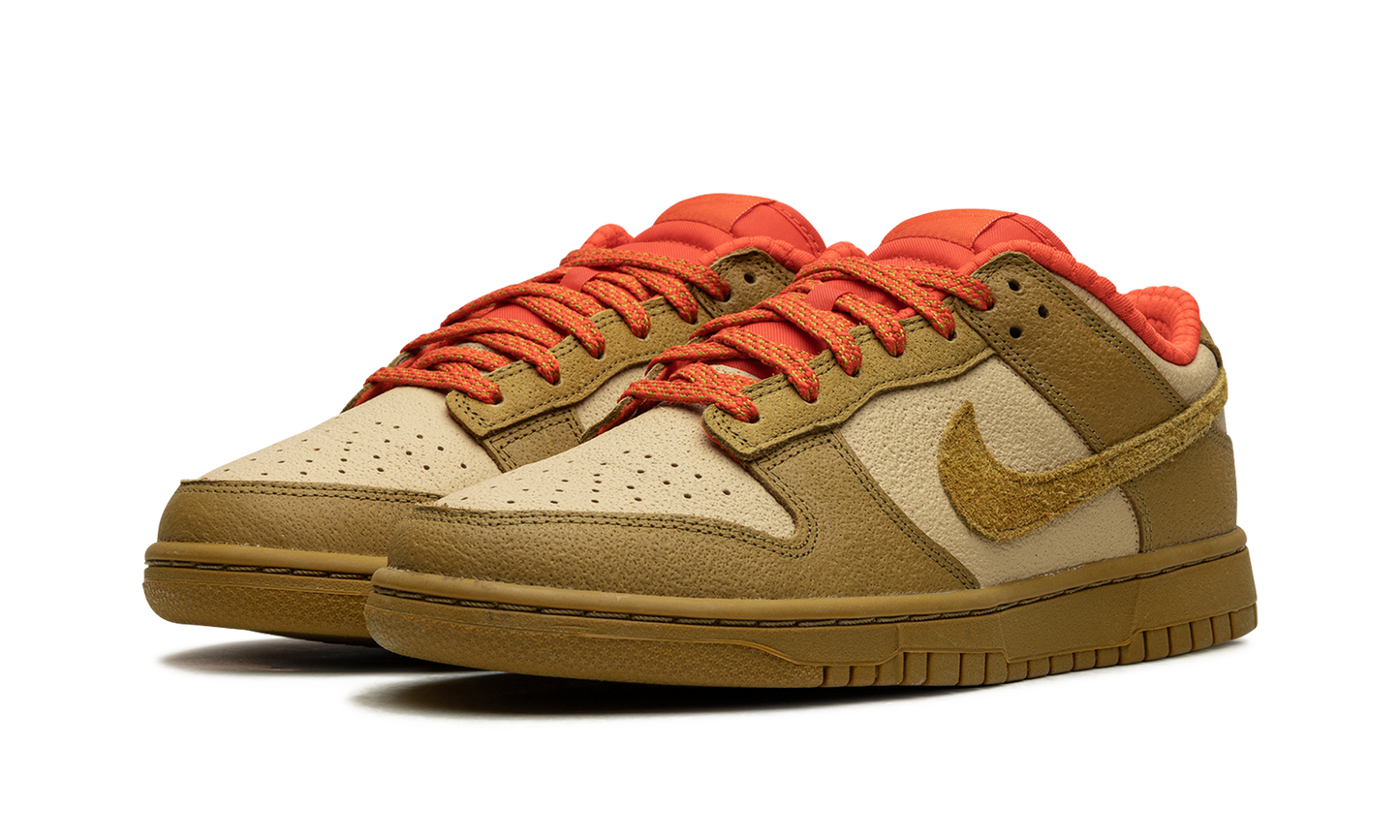 DUNK LOW WMNS "Bronzine Picante Red"