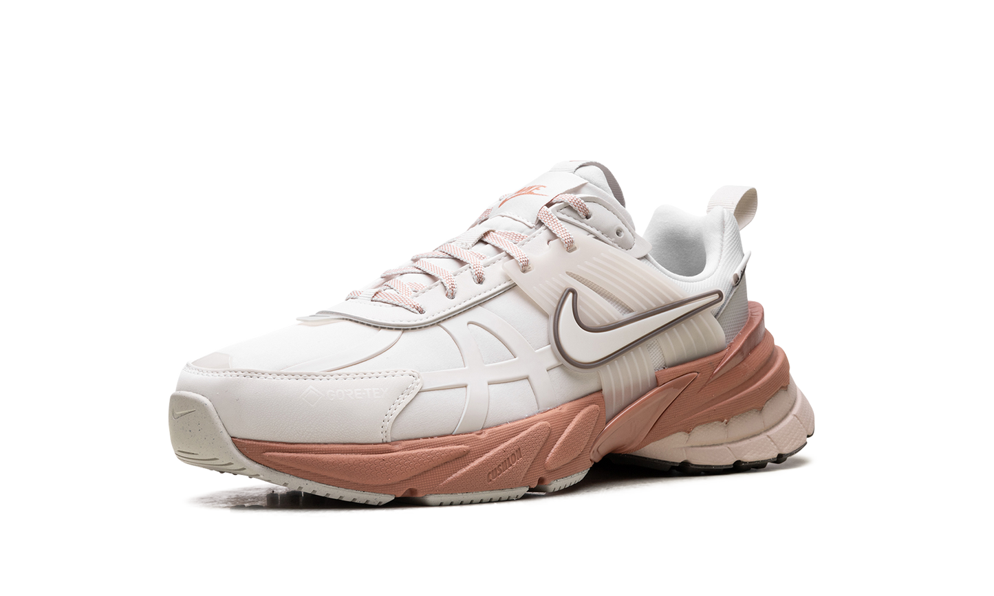 V2K Run WMNS "Gore-Tex Phantom Terra Blush"