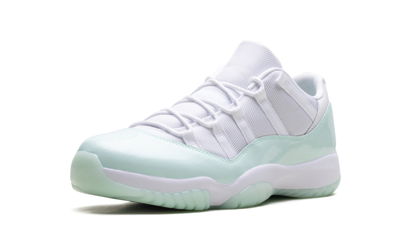 Air Jordan 11 Low WMNS "Igloo"