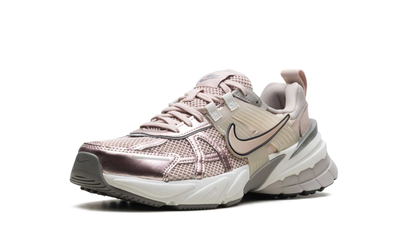 V2K Run WMNS "Particle Beige College Grey Light Bone"