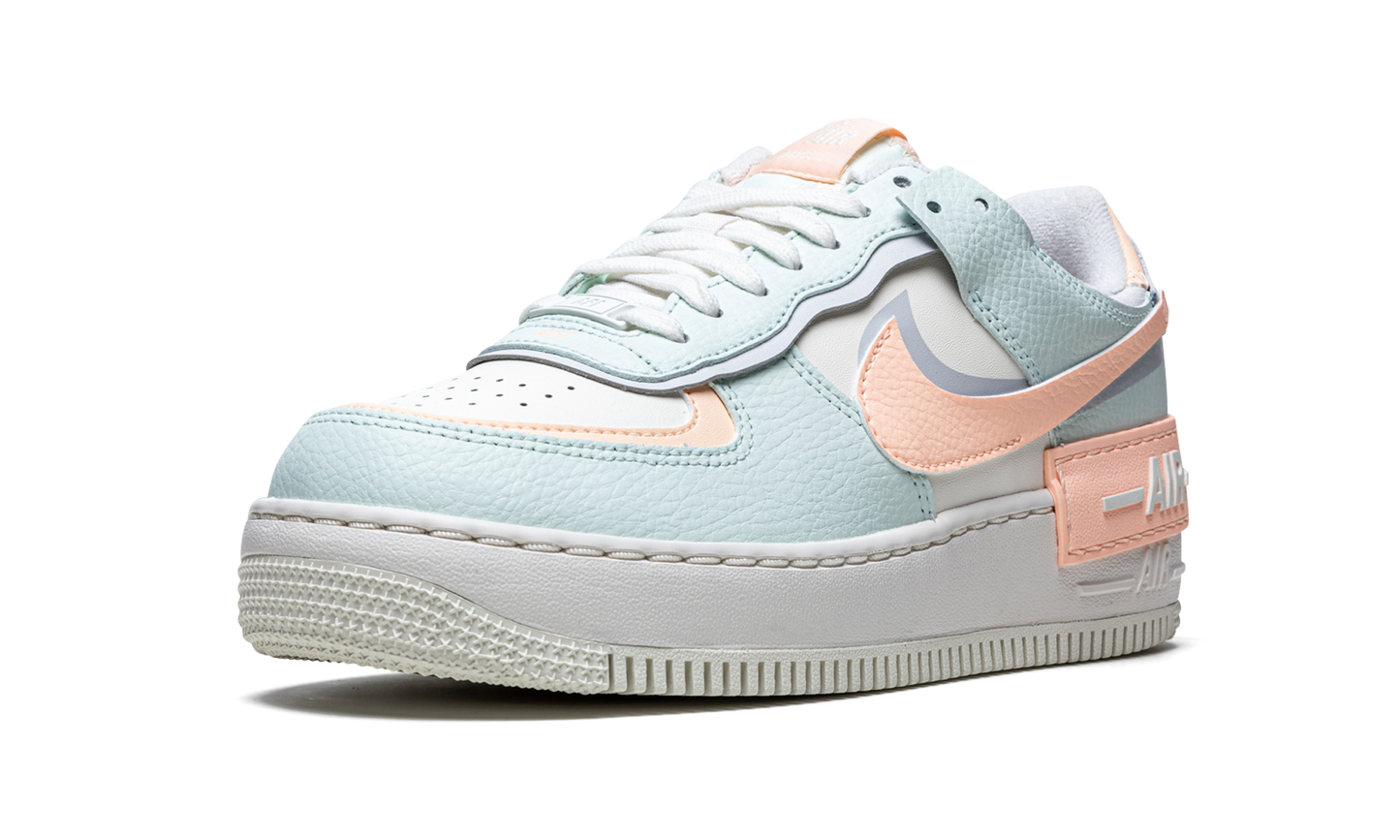AF1 SHADO WMNS "Barely Green / Crimson Tint"