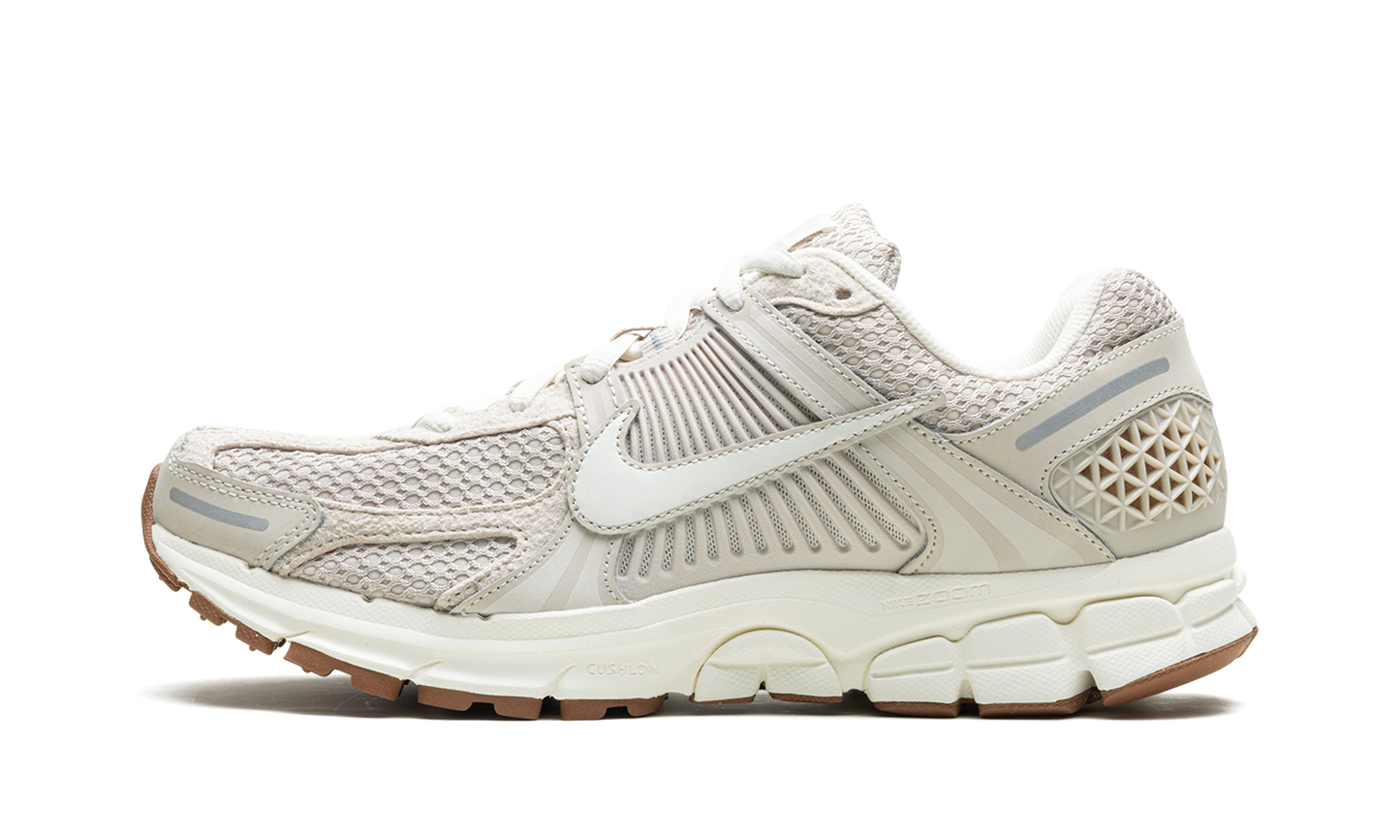 ZOOM VOMERO 5 WMNS "Light Orewood Brown"