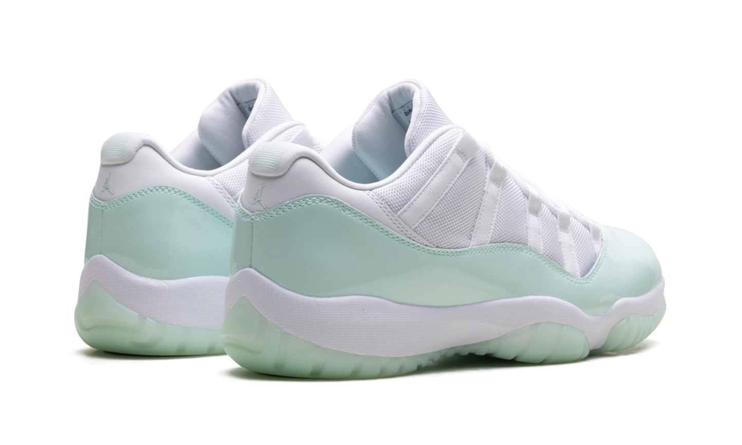 Air Jordan 11 Low WMNS "Igloo"