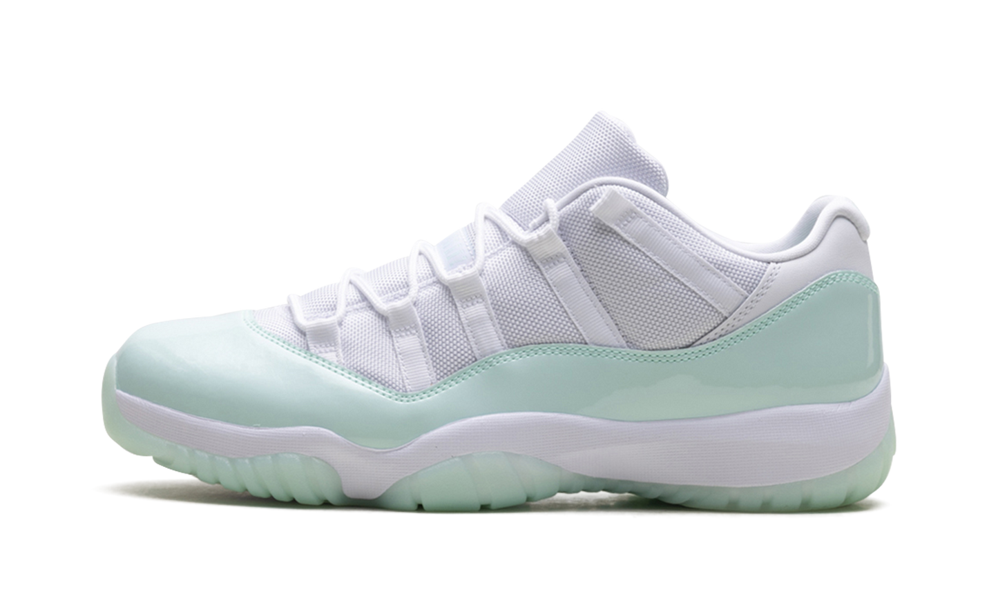 Air Jordan 11 Low WMNS "Igloo"