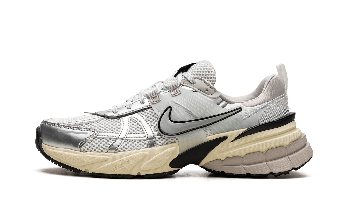 V2K RUN WMNS "Metallic Silver"