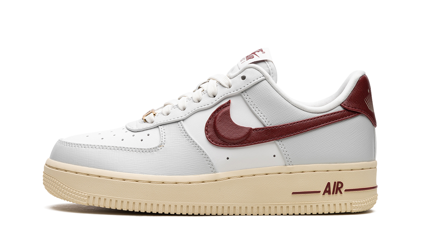 AIR FORCE 1 LO WMNS "Swoosh Pocket - Team Red"