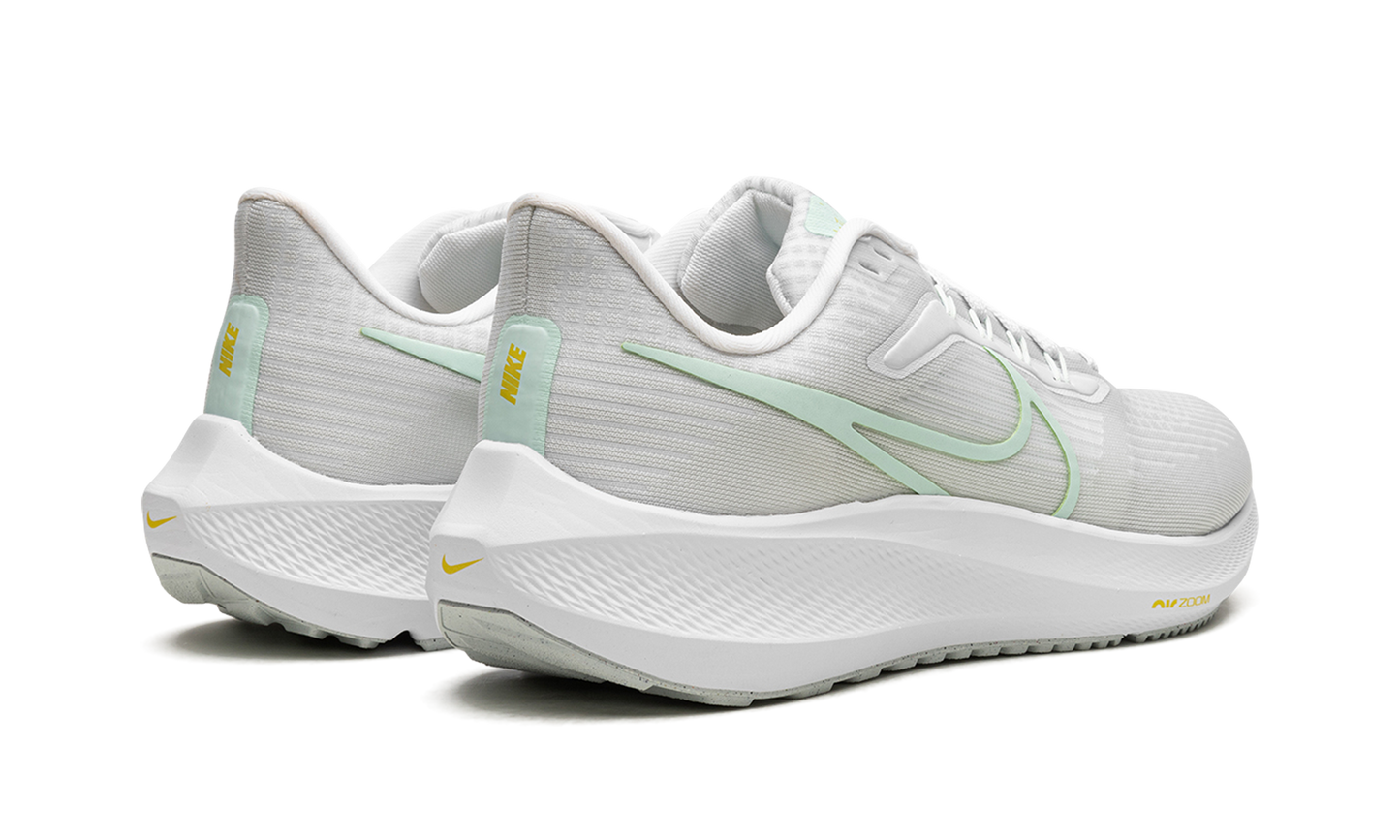 AIR ZOOM PEGASUS 39 MNS WMNS "Barely Green"