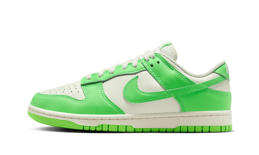 Dunk Low WMNS "Green Strike"
